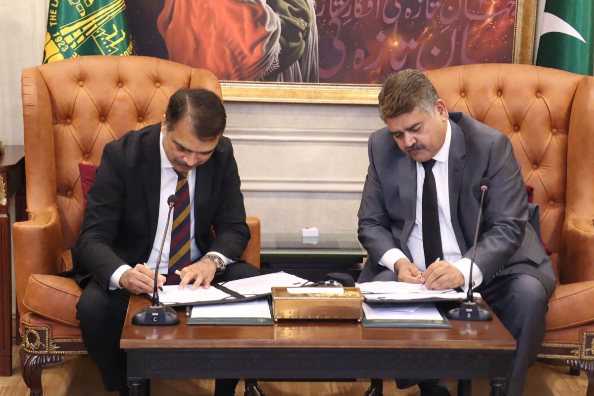 Representatives of the Lahore Chamber of Commerce and Industry and One Business Season signing the Memorandum of Understanding at a table